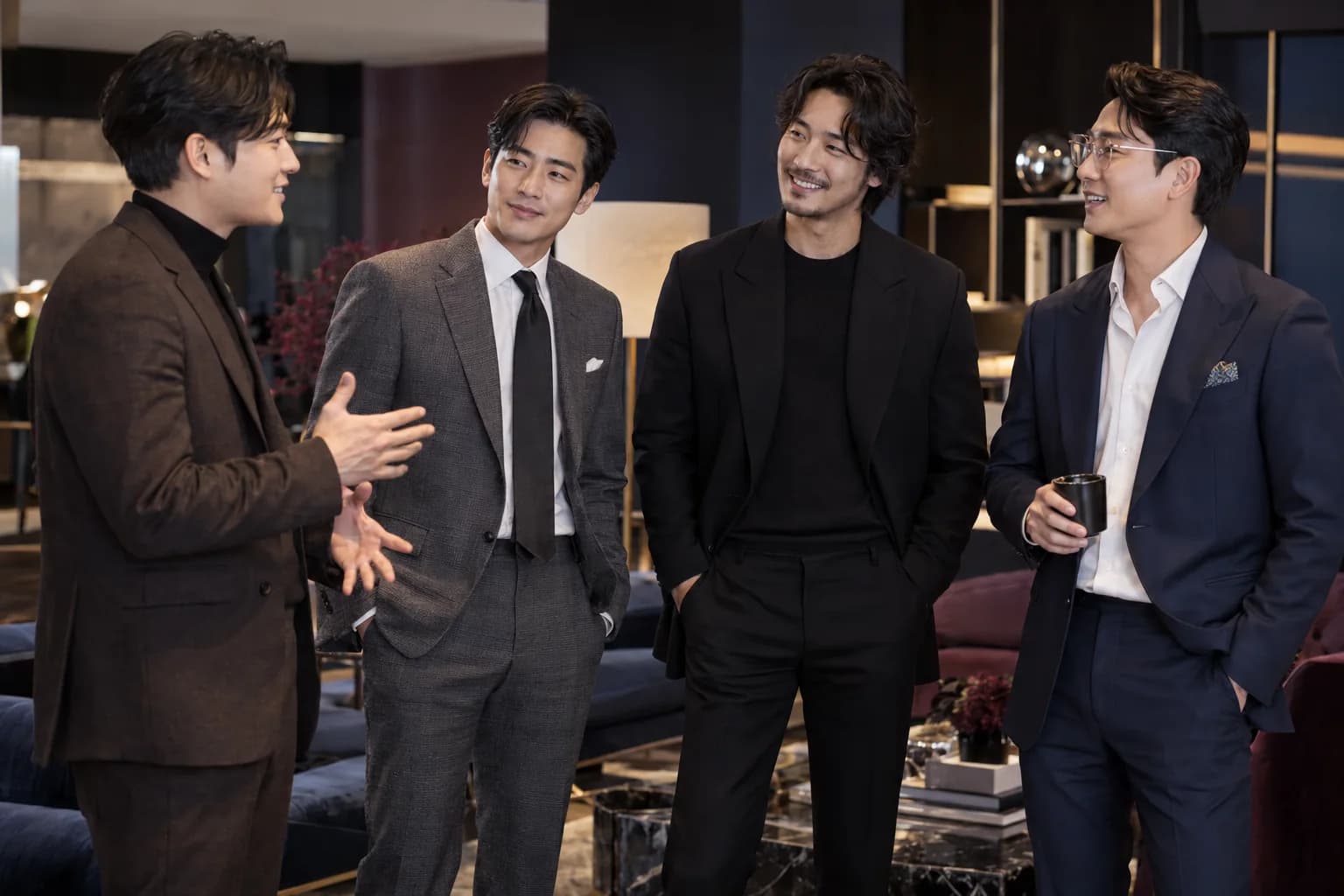 현대적인 라운지에서 대화하는 25세 이상 성인 남성 호스트 분위기 이미지